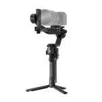 مثبت كاميرا DJI RS 5 Handheld Gimbal Stabiliser باللون الرمادي، جيمبال احترافي لتثبيت الكاميرا أثناء تصوير الفيديو وصناعة المحتوى.